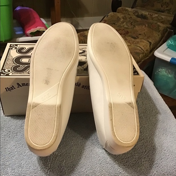 SAS White Softie shoes. Size 8 Narrow. - Picture 2 of 2